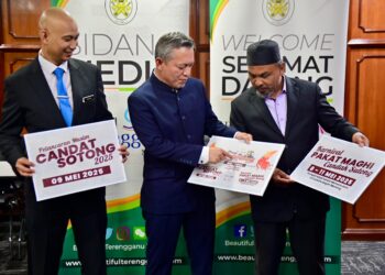 RAZALI Idris (tengah) melihat poster Pelancaran Musim Candat Sotong Terengganu 2025 di Kuala Terengganu. - UTUSAN/PUQTRA HAIRRY ROSLI