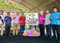 RAZALI Idris (empat dari kiri) menyempurnakan gimik perasmian Karnival Musim Candat Sotong Terengganu 2025 di Jeti Marang, Marang, Terengganu hari ini. - UTUSAN/PUQTRA HAIRRY