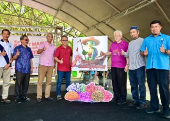 RAZALI Idris (empat dari kiri) menyempurnakan gimik perasmian Karnival Musim Candat Sotong Terengganu 2025 di Jeti Marang, Marang, Terengganu hari ini. - UTUSAN/PUQTRA HAIRRY