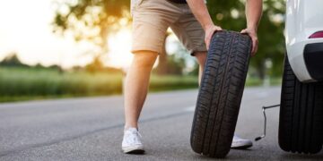 KURSUS Adulting 101 turut mengajar pelajar bagaimana menukar tayar kenderaan. – AGENSI
