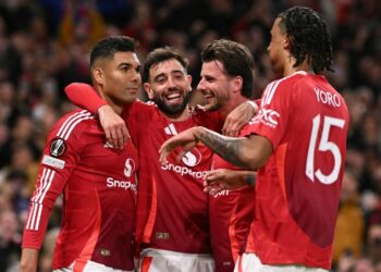 Pemain tengah Manchester United,  Casemiro (kiri) meraikan jaringan gol bersama rakan sepasukan dalam aksi separuh akhir kedua Liga Europa menentang Athletic Club Bilbao di Old Trafford, pagi ini. - AFP