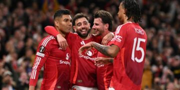 Pemain tengah Manchester United,  Casemiro (kiri) meraikan jaringan gol bersama rakan sepasukan dalam aksi separuh akhir kedua Liga Europa menentang Athletic Club Bilbao di Old Trafford, pagi ini. - AFP