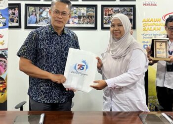 Ketua Jabatan Deposit Runcit CBP, Zalifah Ibrahim (kanan) menyerahkan cenderahati kepada Ketua Pegawai Eksekutif Menara Taming Sari, Nur Azan Hassan, sempena majlis menandatangani Memorandum Persefahaman (MoU) antara CBP dan Menara Taming Sari bagi mempromosi Kelab Mystar CBP.