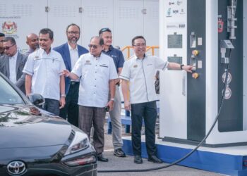 CHANG Lih Kang melancarkan stesen melancarkan Stesen Pengisian Hidrogen Mudah Alih (MHRS) di tapak letak kenderaan 2M8, Presint 2, Putrajaya. – UTUSAN/FAIZ ALIF ZUBIR