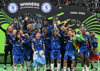 Pemain Chelsea meraikan kejayaan menjuarai Piala Konferens UEFA selepas menewaskan Real Betis 4-1 dalam final di Wroclaw, Poland, pagi ini. - AFP