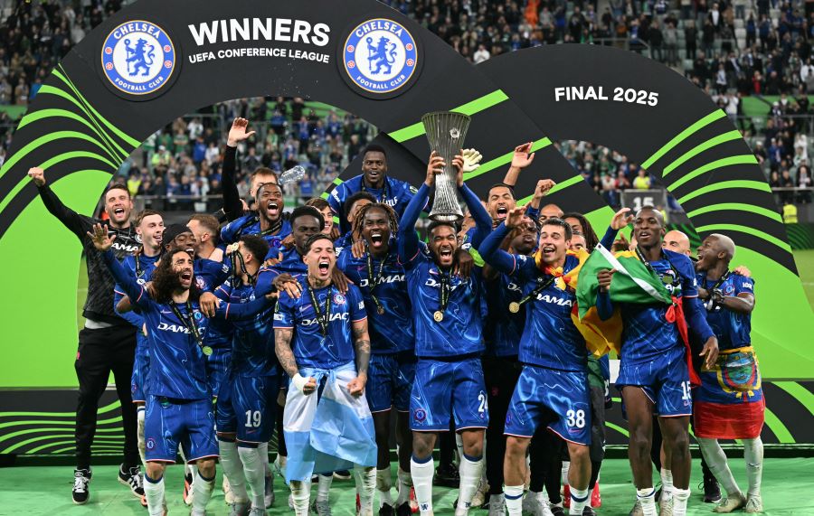 Chelsea julang Piala Konferens UEFA