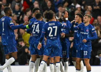 TONGGAK tengah Chelsea, Kiernan Dewsbury-Hall (kanan) meraikan jaringan gol bersama rakan sepasukan dalam aksi separuh akhir menentang Djurgardens di  Stamford Bridge, London, pagi ini. - AFP