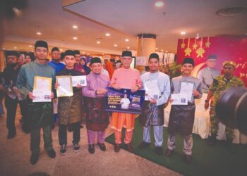 EMPAT pelajar cemerlang MTNP dan MTTNP Sijil Pelajaran Malaysia (SPM) 2024 bersama dengan Menteri Besar Pahang, Datuk Seri Wan Rosdy Wan Ismail (tiga dari kanan) yang juga Pengerusi Lembaga Pengarah maahad tahfiz tersebut dalam satu majlis di Kuala Lumpur, baru-baru ini.