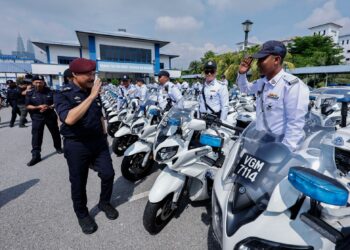 MOHD. Yusri Hassan Basri beramah mesra dengan anggota polis yang terlibat pada Majlis Amanat kepada Petugas Bantuan Sumber Manusia sempena Penugasan Persidangan ASEAN ke-46 dan Mesyuarat AECC, di Pusat Latihan Polis Kuala Lumpur, di sini hari ini. - UTUSAN/SHIDDIEQIIN ZON