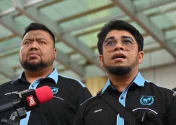 HISHAMUDDIN Hashim ketika bercakap pada sidang akhbar berkenaan kes tangkapan ke atas 3 suspek penipuan pelaburan mata wang kripto Gigamax di pekarangan Menara KPJ, Kuala Lumpur di sini hari ini. - UTUSAN/SYAKIR RADIN