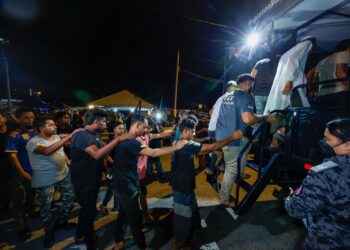 OPERASI Bersepadu Pasukan Gerakan Am Bukit Aman di Pasar Borong Selayang, di sini hari ini. - UTUSAN/SHIDDIEQIIN ZON
