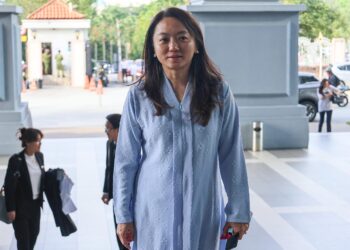 HANNAH Yeoh ketika hadir bagi keputusan kes saman fitnah yang difailkan beliau terhadap seorang pensyarah yang membuat catatan di aplikasi Facebook mengenai buku “Becoming Hannah” di Mahkamah Tinggi Kuala Lumpur di sini hari ini. - UTUSAN/SYAKIR RADIN