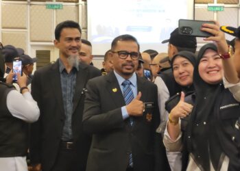 ADNAN Mat (tengah) meluangkan masa melayani kaki tangan Jabatan Kesihatan Negeri Kelantan (JKNK) di Majlis Perasmian Seminar Pengukuhan Penguatkuasaan Akta Kesihatan Awam 2025 di Kota Bharu, Kelantan. - UTUSAN/MUSTAQIM MOHAMED