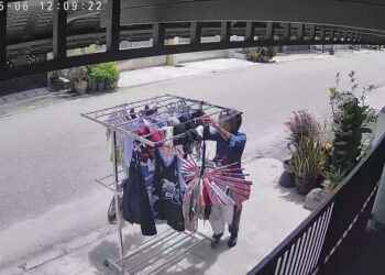 RAKAMAN CCTV seorang lelaki mencuri pakaian dalam di hadapan sebuah rumah di Menglembu, Ipoh semalam. - UTUSAN