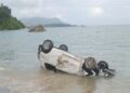 Seorang wanita cedera ringan selepas kereta yang dipandunya terbabas lalu terjatuh ke laut di Jalan Teluk Yu, Pantai Pasir Hitam, Langkawi, hari ini.