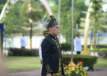 MOHD. Shukri Ramli pada Istiadat Perbarisan Kawalan Kehormatan Utama bersempena Sambutan Ulang Tahun Keputeraan Ke-82 baginda di  perkarangan Istana Arau, Perlis, hari ini.- UTUSAN/IZLIZAN OTHMAN