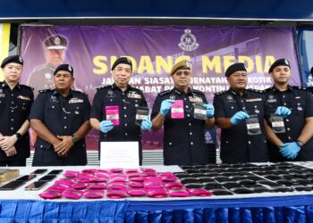 NOOR Hisam Nordin (tengah) menunjukkan dadah yang dirampas dalam sidang akhbar di IPK Perak di Ipoh. - UTUSAN/MUHAMAD NAZREEN SYAH MUSTHAFA