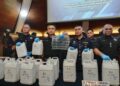 MAT Zani @ Mohd. Salahuddin (dua dari kiri) menunjukkan bahan yang digunakan untuk membuat cecair vape dadah dalam sidang akhbar di Bukit Aman, Kuala Lumpur, semalam.