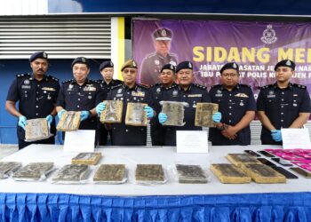 NOOR Hisam Nordin (tiga dari kiri) menunjukkan dadah yang dirampas dalam serbuan di Sitiawan pada sidang akhbar di IPK Perak di Ipoh. - UTUSAN/MUHAMAD NAZREEN SYAH MUSTHAFA