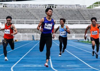 Atlet Johor, Danish Iftikhar Muhammad Roslee (dua dari kiri), menjuarai acara 200 meter lelaki akhir, pada Cahya Mata Super Series MA International Meet 2025, di Stadium Merdeka, di sini hari ini. UTUSAN/SHIDDIEQIIN ZON
