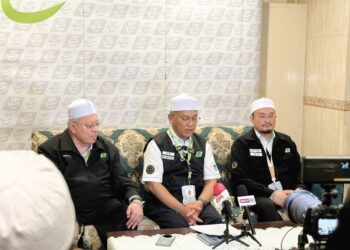 Mohd. Na’im Mokhtar (tengah) dalam sidang akhbar di Mekah semalam