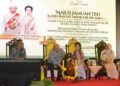 TUANKU Syed Sirajuddin Jamalullail (dua dari kiri) berkenan memasyhurkan nama Kompleks Dewan Undangan Negeri (DUN) Perlis sebagai Kompleks Seri Putra dalam majlis di pekarangan bangunan berkenaan, hari ini. -UTUSAN/JABATAN PENERANGAN