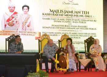 TUANKU Syed Sirajuddin Jamalullail (dua dari kiri) berkenan memasyhurkan nama Kompleks Dewan Undangan Negeri (DUN) Perlis sebagai Kompleks Seri Putra dalam majlis di pekarangan bangunan berkenaan, hari ini. -UTUSAN/JABATAN PENERANGAN