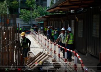 DBKL sewaktu menjalankan pemeriksaan operasi bersepadu ke atas dua tapak bina di sekitar Wangsa Maju.