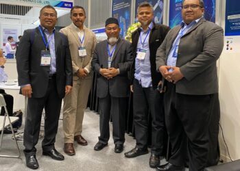 RAZIM Faris (kanan) bersama Pengarah NRW Pengurusan Air Selangor Sdn Bhd di Vietwater 2024.