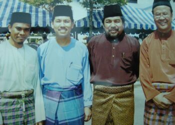 Penulis bersama Setiausaha Sulit Kanan Menteri Belia dan Sukan ketika itu, Datuk Abdul Latiff Endot, Allahyarham Mazlan Ahmad (dua dari kanan) dan Allahyarham Datuk Seri Zolkples Embong. Menteri ketika itu Datuk Seri Hishammuddin Hussein.