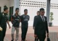 MOHAMAD Aiman Mohd. Din (dua dari kiri) dan Mohd. Amiruddin Ramly (tiga dari kiri) didakwa atas pertuduhan menyimpan 1,600 liter diesel di Mahkamah Sesyen Kota Bharu, Kelantan semalam – UTUSAN/ROSALWANI CHE SOH