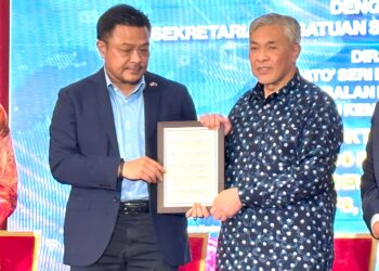 MOHD. SHARKAR Shamsudin (kiri) bersama Ahmad Zahid Hamidi