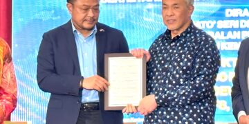 MOHD. SHARKAR Shamsudin (kiri) bersama Ahmad Zahid Hamidi