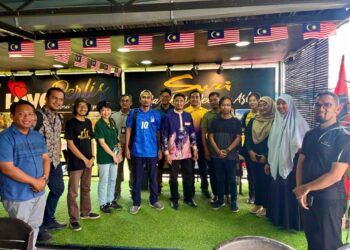 ASRUL Aimran Abd Jalil (tengah) bergambar bersama pengamal media Perlis pada majlis santai meraikan pengamal media Perlis bersempena Hari Wartawan Nasional (Hawana) 2025 di Kangar, Perlis hari ini.-UTUSAN
