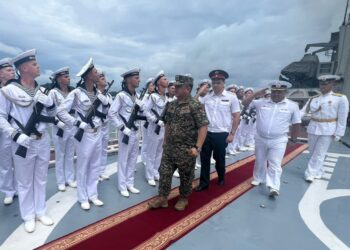 TUANKU Syed Faizuddin Putra Jamalullail (empat dari kanan) menerima penghormatan bagi memeriksa barisan sewaktu mengadakan lawatan ke kapal Rusia di Resort World Langkawi (RWL) bersempena LIMA’25 hari ini.-UTUSAN/ASYRAF MUHAMMAD