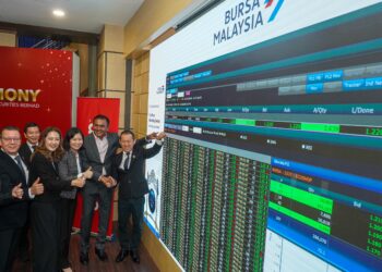 KETUA Pegawai Eksekutif Eco-Shop, Datuk Seri Lee Kar Whatt (kanan) dan Pengarah Eksekutif ECO-Shop, Jessica Ng (empat dari kanan) melihat prestasi saham syarikat tersebut di papan Bursa Malaysia pada Majlis Penyenaraian ECO-Shop di Bursa Malaysia di sini, hari ini. - UTUSAN/ISKANDAR ISHAK