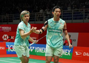 BEREGU campuran negara, Loo Bing Kun-Toh Ee Wei tewas kepada pasangan Taiwan Ye Hong Wei-Nicole Gonzales Chan 21-19, 20-22, 18-21  pada aksi pusingan kedua Malaysia Masters di Axiata Arena, Bukit Jalil, hari ini. - UTUSAN/ISKANDAR ISHAK