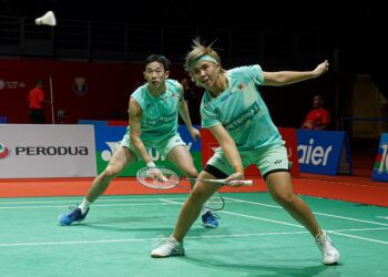 BEREGU campuran Malaysia, Loo Bing Kun (kiri) dan Toh Ee Wei (kanan) ketika perlawanan menentang Taiwan, Lu Ming Che-Hung En Tze pada Kejohanan Badminton Malaysia Masters 2025 di Axiata Arena di sini, hari ini. - UTUSAN/ISKANDAR ISHAK