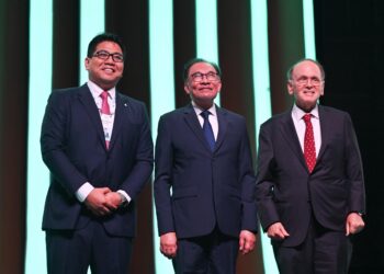Anwar Ibrahim (tengah) bersama Presiden & Ketua Pegawai Eksekutif Kumpulan PETRONAS, Tan Sri Tengku Muhammad Taufik (kiri) dan Naib Pengerusi S&P Global, Dr Daniel Yergin (kanan) di Energy Asia 2023.