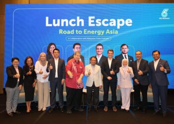 NORAFIZAL Mat Saad (enam dari kiri) dan Datin Arni Laily Anwarrudin (kiri sekali) dalam forum sempena sesi Lunch Escape Road to Energy Asia di sini semalam. - UTUSAN/AMIR KHALID