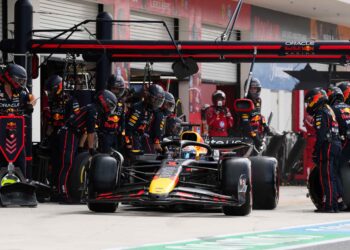 Pelumba Formula Satu (F1)  tidak lagi akan dikenakan denda sekiranya mencarut ketika perlumbaan selepas Persekutuan Automobil Antarabangsa (FIA) mengurangkan penalti bagi kesalahan mencarut. - AFP