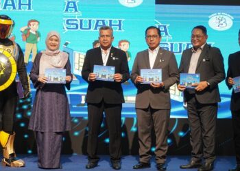 FADHLINA Sidek (dua dari kiri) bergambar selepas Majlis Pelancaran dan Simbolik Penyerahan Koleksi Komik Wira Anti Rasuah di Pusat Dagangan Dunia (WTC), Kuala Lumpur, semalam. – UTUSAN/ISKANDAR ISHAK