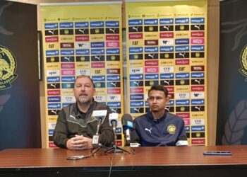 Faisal Halim bersama ketua jurulatih skuad Harimau Malaya, Peter Cklamovski mengadakan sidang akhbar di Johor Bahru, semalam. - UTUSAN/BAAZLAN IBRAHIM