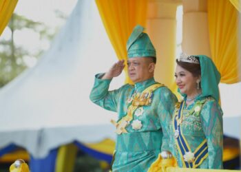 TUANKU Syed Faizuddin Putra Jamalullail dan Tuanku Dr. Hajah Lailatul Shahreen Akashah Khalil berangkat pada Istiadat Perbarisan Kawalan Kehormatan Utama bersempena Sambutan Ulang Tahun Keputeraan Ke-82 Raja Perlis, Tuanku Syed Sirajuddin Jamalullail di
Istana Arau, Perlis hari ini.-UTUSAN/IZLIZAN OTHMAN