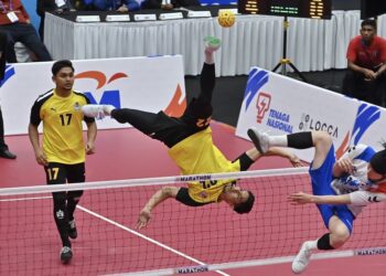 Aksi pemain Malaysia, Shahalril Aiman (kiri) melakukan libasan ketika menentang Korea Selatan dalam acara berpasukan Kejohanan Sepak Takraw Piala Asia ASTAF 2025 di Stadium Titiwangsa, Kuala Lumpur, semalam. - UTUSAN/SYAKIR RADIN