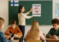 FINLAND hanya membenarkan menggunakan peranti mudah alih dengan kebenaran guru untuk tujuan kesihatan atau pembelajaran.- GAMBAR HIASAN