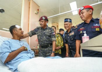 RAZARUDIN Husain melawat anggota FRU yang cedera dalam kemalangan Selasa lalu, Mohamad Zulnaidi Muhammad Zulkifli di Hospital Teluk Intan. - UTUSAN/MUHAMAD NAZREEN SYAH MUSTHAFA