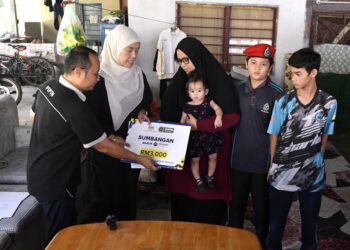 MASTURA Mohd Khalid (dua dari kiri) menyampaikan sumbangan  CSR kepada Norazian Mohd Joned di Kampung Sungai Itek, Gopeng hari ini. - UTUSAN/ZULFACHRI ZULKIFLI
