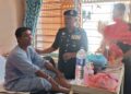 BAKRI Zainal Abidin  melawat anggota FRU yang cedera di Hospital Teluk Intan hari ini. - UTUSAN/IHSAN PDRM