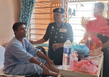 BAKRI Zainal Abidin  melawat anggota FRU yang cedera di Hospital Teluk Intan hari ini. - UTUSAN/IHSAN PDRM